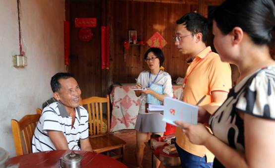 图2为8月8日，洛江区纪检干部在河市镇下堡村贫困户家中核查扶贫措施到位情况。 (2)