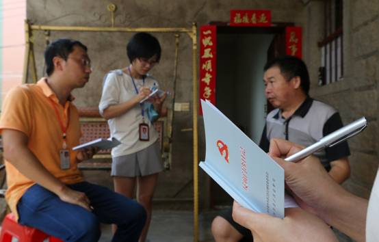 图1为8月8日，洛江区纪检干部在河市镇下堡村贫困户家中核查扶贫措施到位情况。 (1)