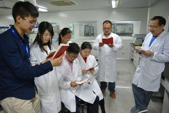 图二为11月16日，洛江区纪委干部来到非公企业泉美生物科技有限公司的党员科技人员共同学习新党章。
