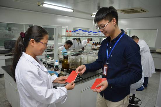 图四为11月16日，洛江区纪委干部向泉美生物科技有限公司的党员科技人员赠送新的《中国共产党章程》单行本。