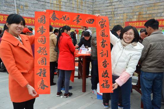 图三为1月30日，罗溪镇杜圆圆姐妹收到家风春联，喜气洋洋。（林升  姚秋惠   摄影报道）