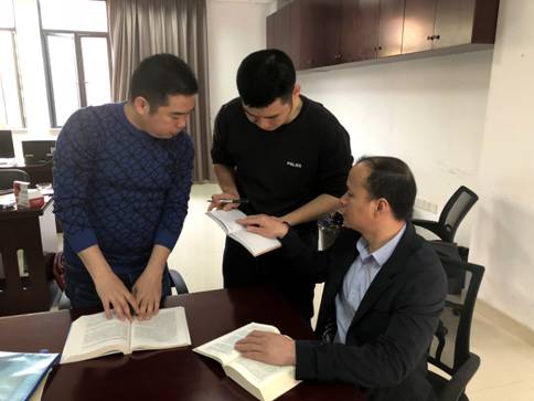 图为洛江区纪检监察干部在案点学习《中华人民共和国监察法》2